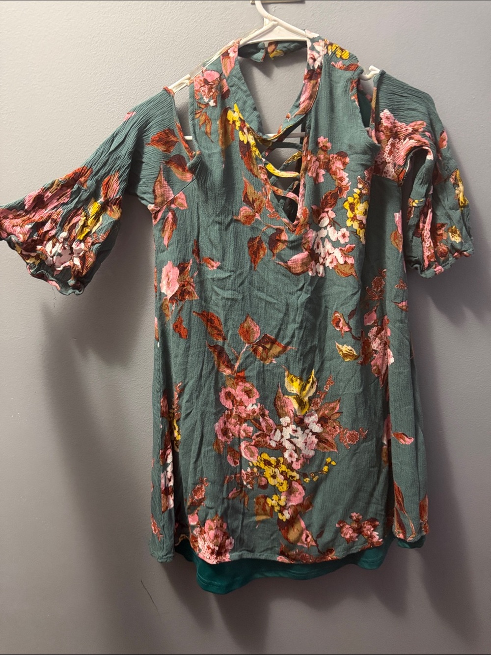 ANDREE BY UNIT Green Floral Cold-Shoulder Midi Dress with Pink and Yellow Blooms